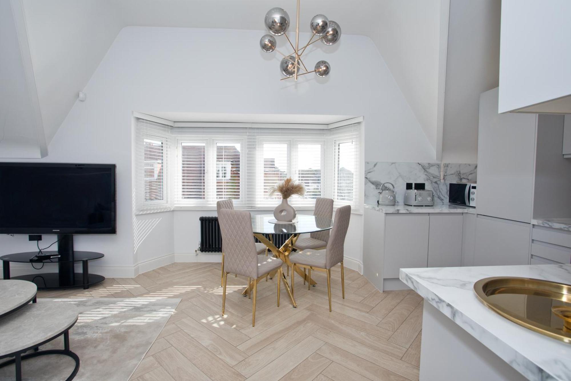 Ultra Stylish Apt Set In An Affluent Location Пул Экстерьер фото